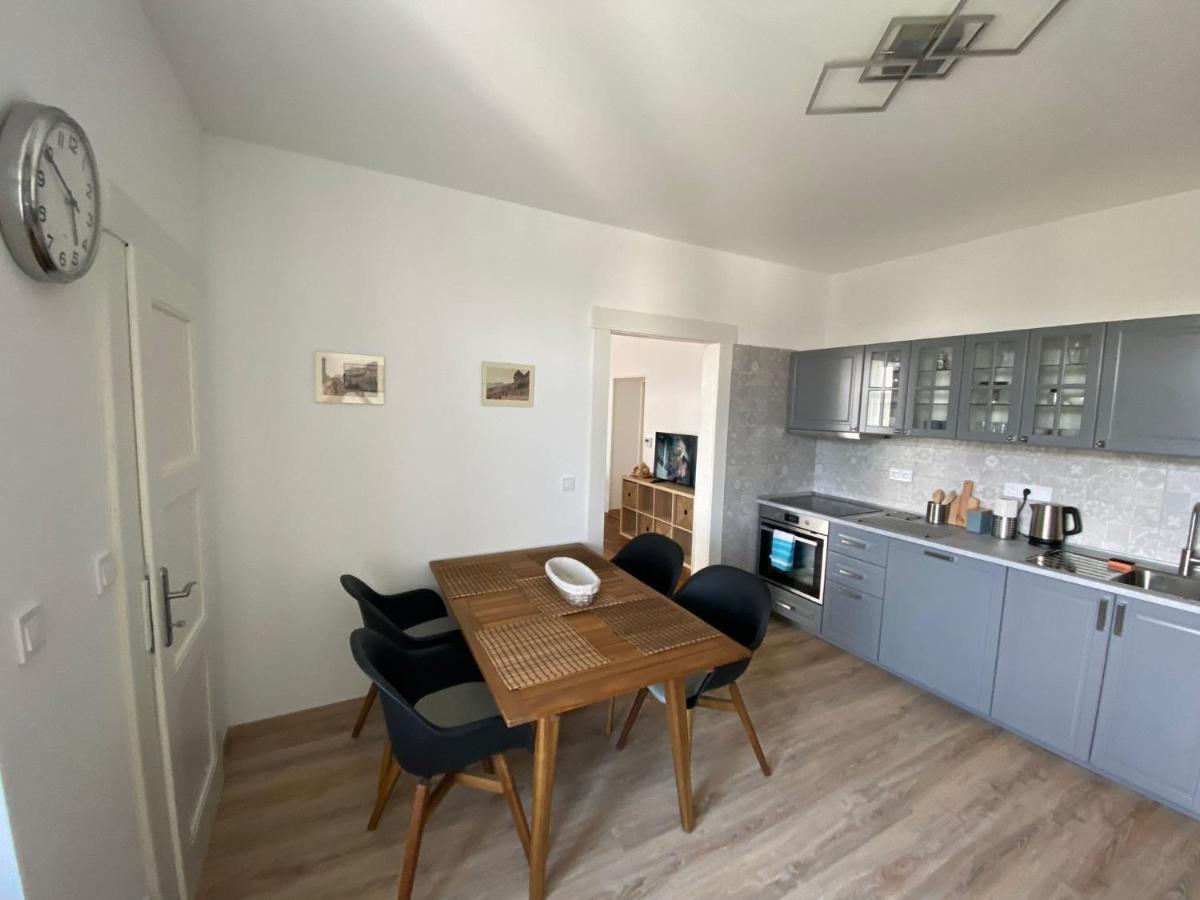 Apartman Xaveriova Praag Buitenkant foto